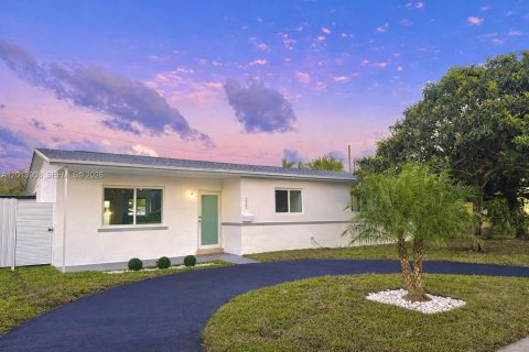 House in Hollywood, Florida 3 bedrooms, 103.4 sq.m. № 2076192 - photo 2