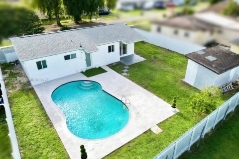 House in Hollywood, Florida 3 bedrooms, 103.4 sq.m. № 2076192