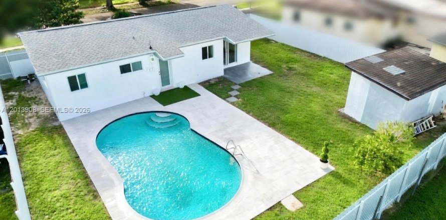 House in Hollywood, Florida 3 bedrooms, 103.4 sq.m. № 2076192