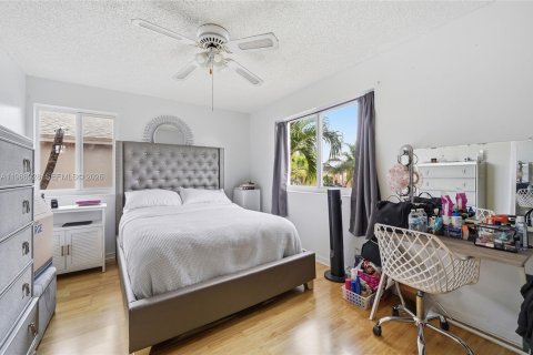 House in Pembroke Pines, Florida 5 bedrooms, 261.52 sq.m. № 2044778 - photo 12