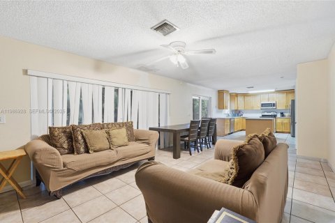 House in Pembroke Pines, Florida 5 bedrooms, 261.52 sq.m. № 2044778 - photo 8