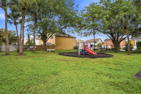 House in Pembroke Pines, Florida 5 bedrooms, 261.52 sq.m. № 2044778 - photo 27