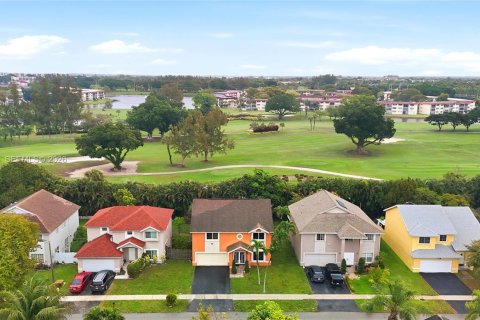 House in Pembroke Pines, Florida 5 bedrooms, 261.52 sq.m. № 2044778 - photo 24
