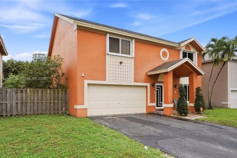 House in Pembroke Pines, Florida 5 bedrooms, 261.52 sq.m. № 2044778 - photo 2