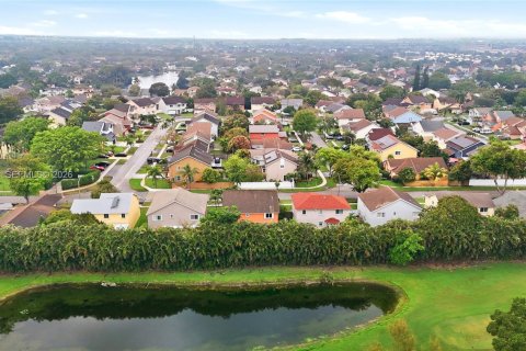 House in Pembroke Pines, Florida 5 bedrooms, 261.52 sq.m. № 2044778 - photo 30