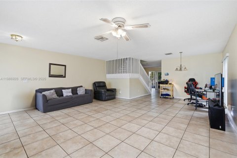 House in Pembroke Pines, Florida 5 bedrooms, 261.52 sq.m. № 2044778 - photo 5