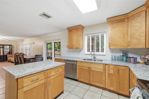 House in Pembroke Pines, Florida 5 bedrooms, 261.52 sq.m. № 2044778 - photo 7