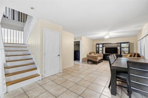 House in Pembroke Pines, Florida 5 bedrooms, 261.52 sq.m. № 2044778 - photo 9