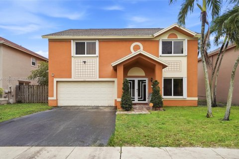 House in Pembroke Pines, Florida 5 bedrooms, 261.52 sq.m. № 2044778
