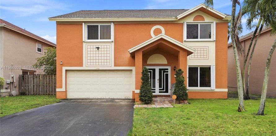 House in Pembroke Pines, Florida 5 bedrooms, 261.52 sq.m. № 2044778