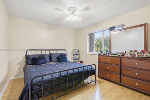 House in Pembroke Pines, Florida 5 bedrooms, 261.52 sq.m. № 2044778 - photo 11