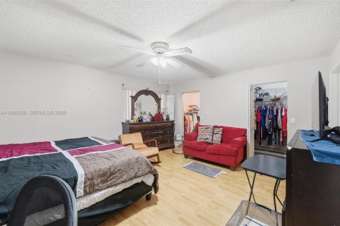 House in Pembroke Pines, Florida 5 bedrooms, 261.52 sq.m. № 2044778 - photo 18