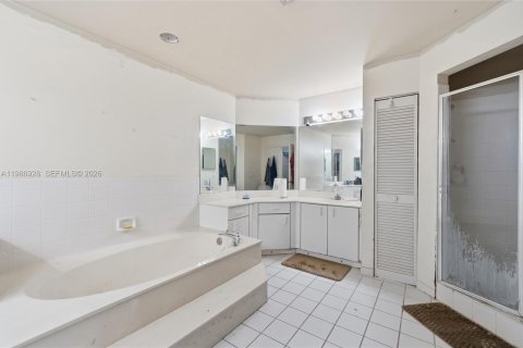 House in Pembroke Pines, Florida 5 bedrooms, 261.52 sq.m. № 2044778 - photo 15