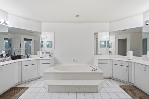House in Pembroke Pines, Florida 5 bedrooms, 261.52 sq.m. № 2044778 - photo 14
