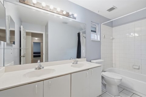 House in Pembroke Pines, Florida 5 bedrooms, 261.52 sq.m. № 2044778 - photo 16
