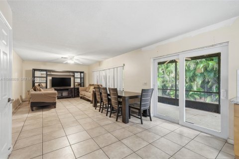 House in Pembroke Pines, Florida 5 bedrooms, 261.52 sq.m. № 2044778 - photo 10
