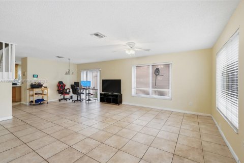 House in Pembroke Pines, Florida 5 bedrooms, 261.52 sq.m. № 2044778 - photo 6