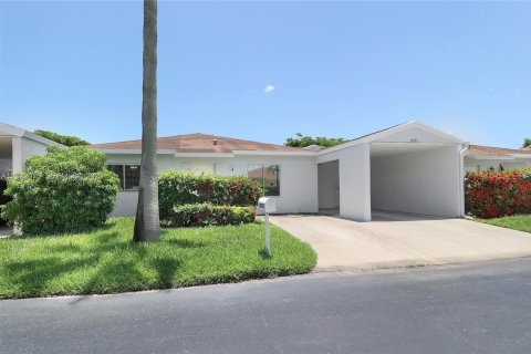 House in Delray Beach, Florida 2 bedrooms, 127.55 sq.m. № 2184306