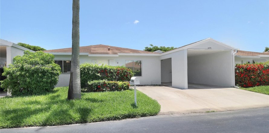 House in Delray Beach, Florida 2 bedrooms, 127.55 sq.m. № 2184306