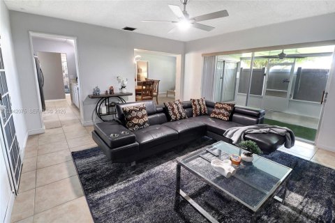 House in Delray Beach, Florida 2 bedrooms, 127.55 sq.m. № 2184306 - photo 2