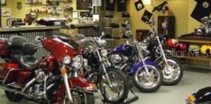 Commercial property in Tampa, Florida № 2212433