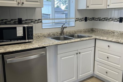 Снять в аренду виллу или дом в Норт-Майами-Бич, Флорида 3 спальни, 102.19м2, № 2050088 - фото 5