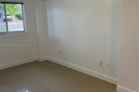 Снять в аренду виллу или дом в Норт-Майами-Бич, Флорида 3 спальни, 102.19м2, № 2050088 - фото 6