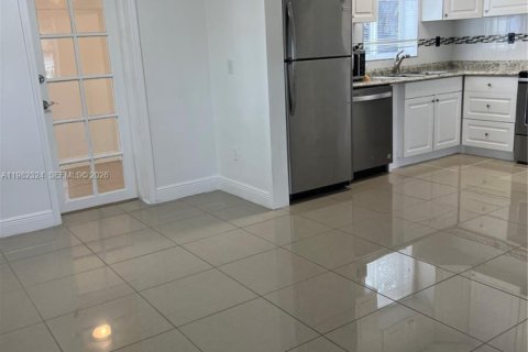 Снять в аренду виллу или дом в Норт-Майами-Бич, Флорида 3 спальни, 102.19м2, № 2050088 - фото 7