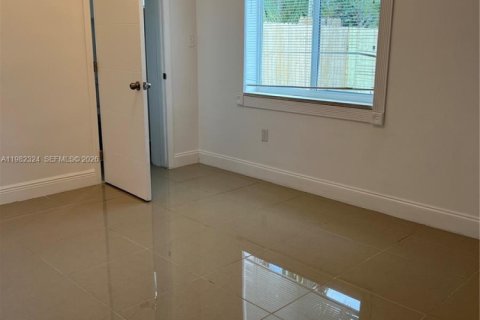 Снять в аренду виллу или дом в Норт-Майами-Бич, Флорида 3 спальни, 102.19м2, № 2050088 - фото 12