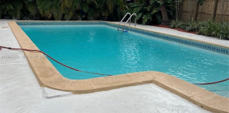 Дом в Норт-Майами-Бич, Флорида 3 спальни, 102.19м2 № 2050088