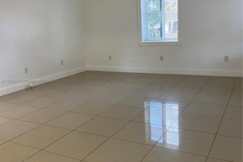 Снять в аренду виллу или дом в Норт-Майами-Бич, Флорида 3 спальни, 102.19м2, № 2050088 - фото 3