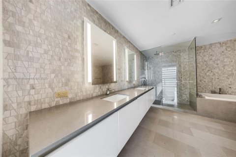 Condo in Miami, Florida, 3 bedrooms  № 1966081 - photo 12