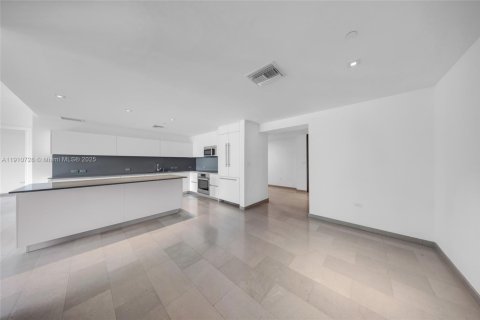 Condo in Miami, Florida, 3 bedrooms  № 1966081 - photo 16
