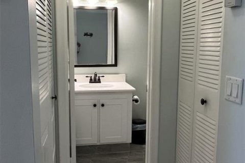 Condo in Saint Petersburg, Florida, 1 bedroom  № 1789909 - photo 11
