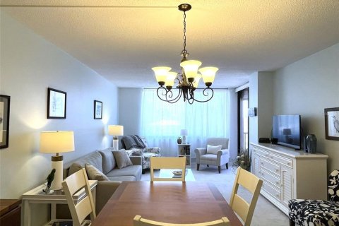 Condo in Saint Petersburg, Florida, 1 bedroom  № 1789909 - photo 12
