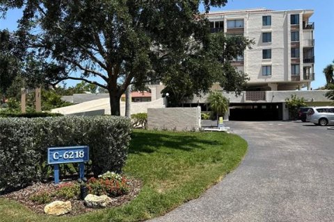 Condo in Saint Petersburg, Florida, 1 bedroom  № 1789909 - photo 2