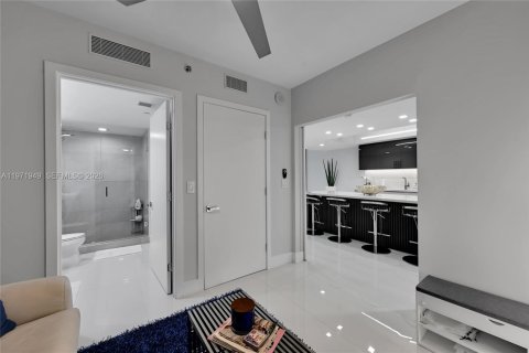 Condo in Hallandale Beach, Florida, 3 bedrooms  № 2053062 - photo 30