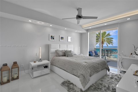 Condo in Hallandale Beach, Florida, 3 bedrooms  № 2053062 - photo 26