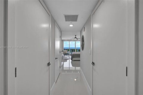 Condo in Hallandale Beach, Florida, 3 bedrooms  № 2053062 - photo 24