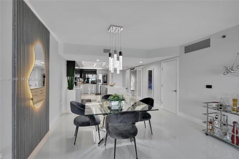 Condo in Hallandale Beach, Florida, 3 bedrooms  № 2053062 - photo 7