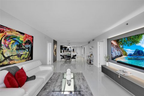 Condo in Hallandale Beach, Florida, 3 bedrooms  № 2053062 - photo 16