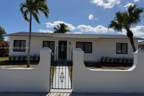 House in Homestead, Florida 3 bedrooms, 117.99 sq.m. № 2021973 - photo 2