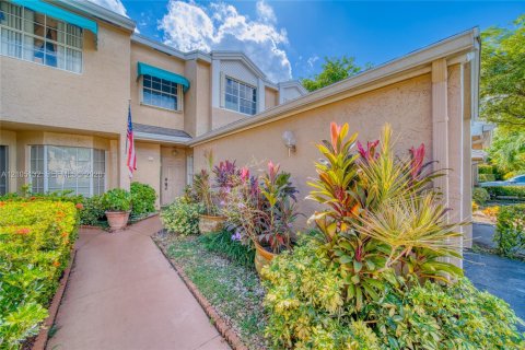 Townhouse in Tamarac, Florida 2 bedrooms, 116.87 sq.m. № 2420660 - photo 4