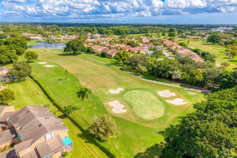 Townhouse in Tamarac, Florida 2 bedrooms, 116.87 sq.m. № 2420660 - photo 13