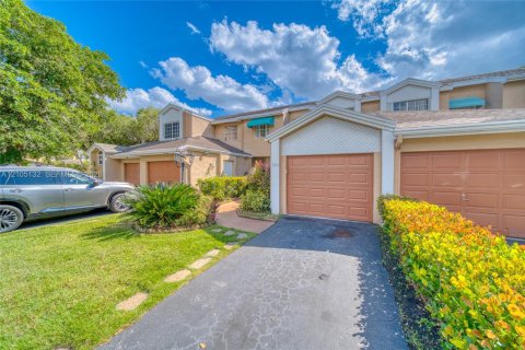 Townhouse in Tamarac, Florida 2 bedrooms, 116.87 sq.m. № 2420660 - photo 3