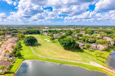 Townhouse in Tamarac, Florida 2 bedrooms, 116.87 sq.m. № 2420660 - photo 9