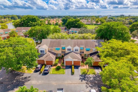 Townhouse in Tamarac, Florida 2 bedrooms, 116.87 sq.m. № 2420660