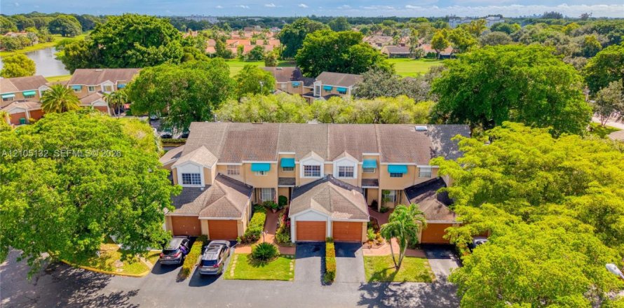 Townhouse in Tamarac, Florida 2 bedrooms, 116.87 sq.m. № 2420660