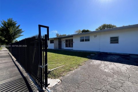 Снять в аренду виллу или дом в Майами, Флорида 6 спален, 202.53м2, № 2006525 - фото 2