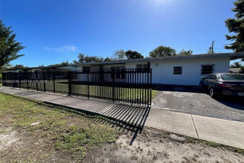 Снять в аренду виллу или дом в Майами, Флорида 6 спален, 202.53м2, № 2006525 - фото 4